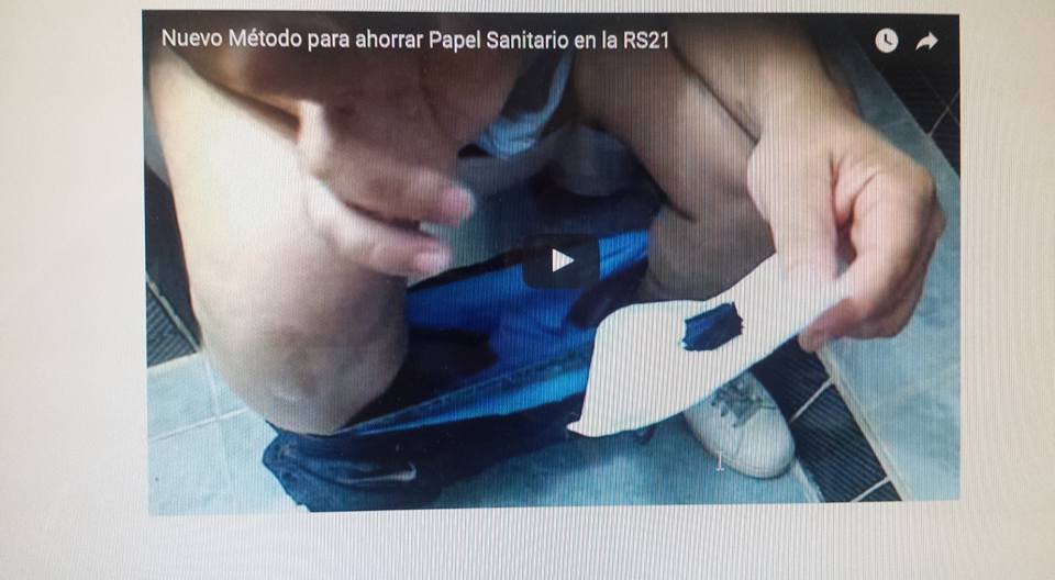 Un venezolano muestra cómo tiene que limpiarse en el baño: “Esto es el socialismo.”