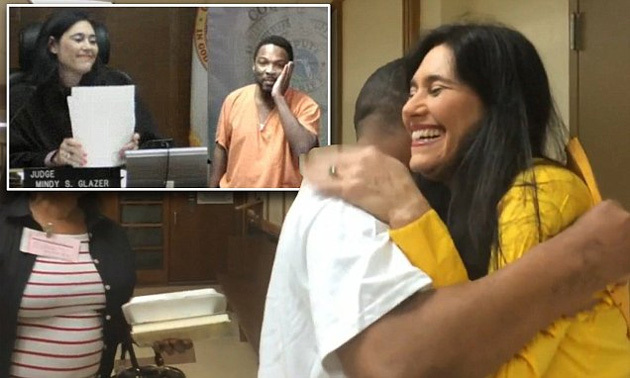 Jueza que reconoció a su amigo en el tribunal lo reencuentra tras salir de la prisión