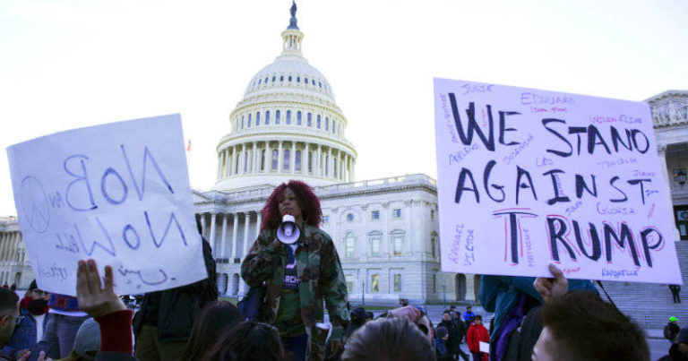 ¡Stand up!: el despertar de la sociedad civil en la era Trump