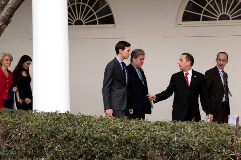 Trump y su gobierno replantean sus estrategias tras dos semanas de caos