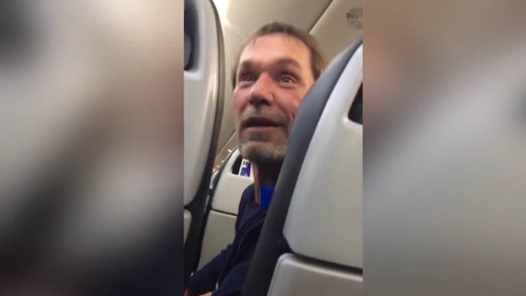 «Adiós racistas»: pasajeros de un avión se alegran tras la expulsión de un hombre que insultó a paquistaníes