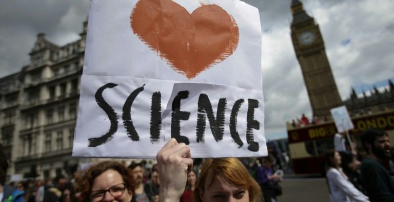Protesta mundial: Científicos se manifiestan por la ciencia y contra los hechos alternativos de Trump
