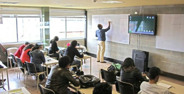 Profesor reprueba a la totalidad de la clase para que experimenten lo que es el socialismo