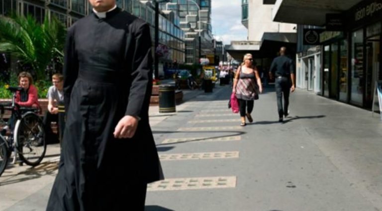5 cosas que descubrió un laico disfrazado de sacerdote católico