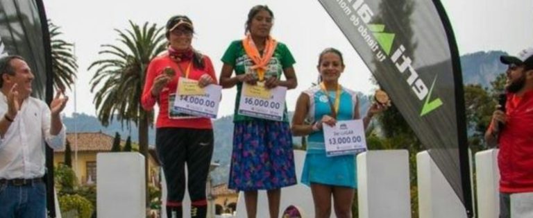 Mujer Tarahumara gana carrera de 50km usando sandalias