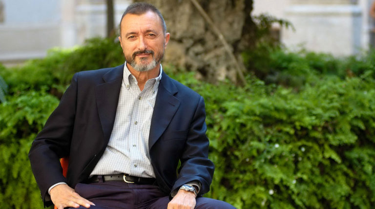 Pérez-Reverte: «Las redes sociales están llenas de gente con ideología, pero sin biblioteca»