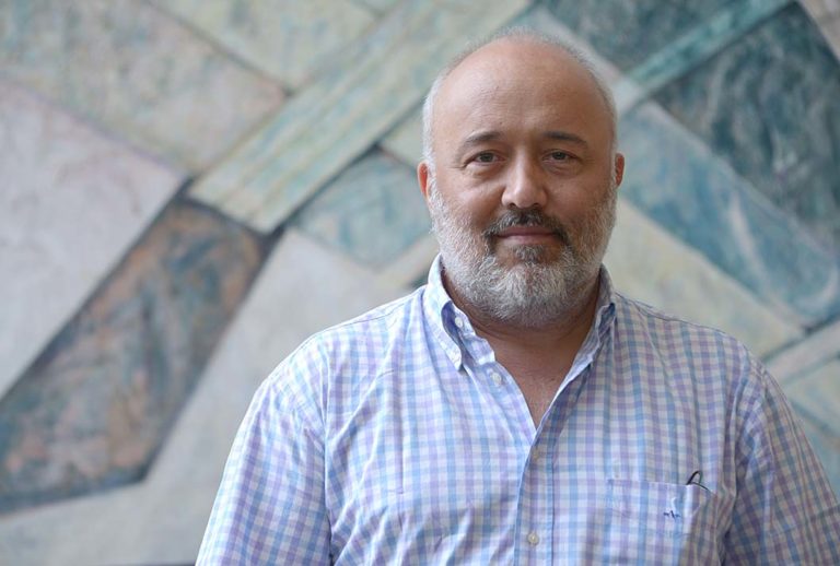 Reconocido filólogo pone en duda la visión tradicional de ‘la buena escritura’