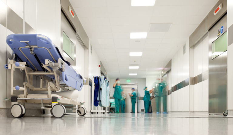 El médico le dice «Su hija se está muriendo», pero la madre rechazó la eutanasia y un año después su hija es capaz de alimentarse y caminar con ayuda