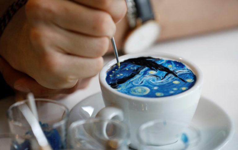 Conoce al barista que te hará sentir en un museo con cada sorbo de café