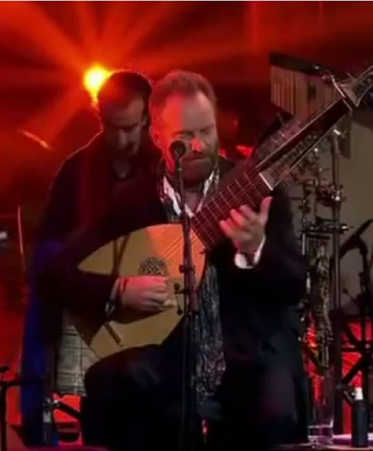 Sting impacta cantando villancico a la Virgen María