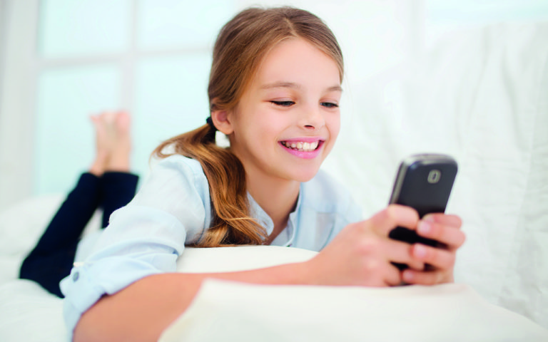 ¿Cómo ganar la batalla del celular con los hijos?