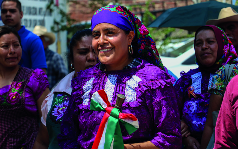 Eufrosina Cruz. De la tradición lo que te acomoda