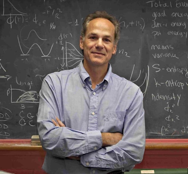 Físico Ateo se Rinde ante Dios: “La Ciencia No puede explicar el Origen del Universo”