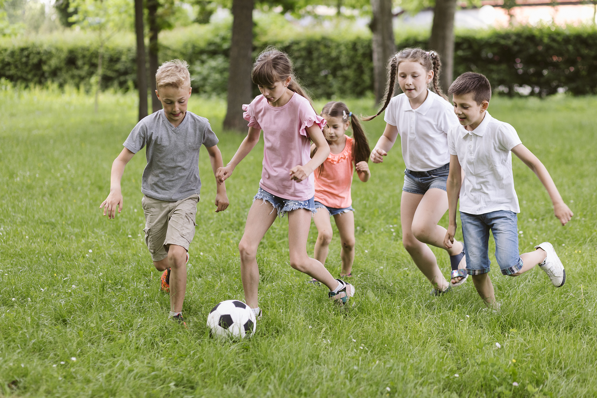 Летом играем в футбол. Игры летом и осенью. Играющие дети. Дети во дворе. Лето дети.