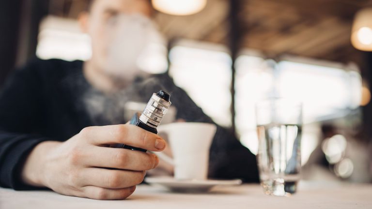 LAS PROHIBICIONES EN MEDICINA NO SUELEN DAR BUENOS RESULTADOS ¿Prohibir el cigarro electrónico es una medida correcta?